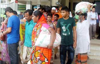 নাড়ির টানে বাড়ি ফেরার মধুময় ভোগান্তি
