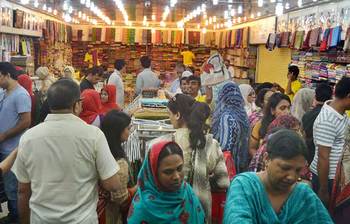 ছুটির দিনে ঈদের বাজার