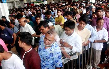 দীর্ঘ অপেক্ষার পর মিলছে টিকিট