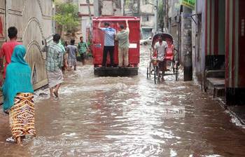 বৃষ্টির পানিতে অলিগলি যেন নদীনালা