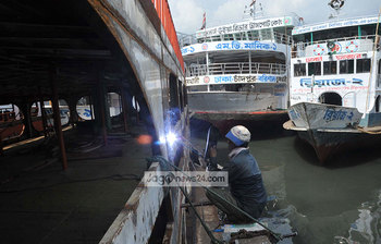 ঈদকে ঘিরে লক্কর-ঝক্কর লঞ্চ মেরামত