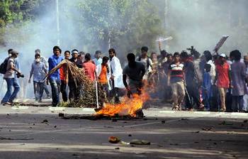 শাহবাগের মেডিকেল শিক্ষার্থী-পুলিশ সংঘর্ষের ছবি