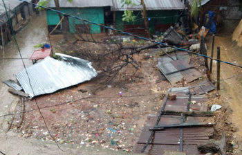 মোরা’র আঘাতে জনজীবন বিপর্যস্ত