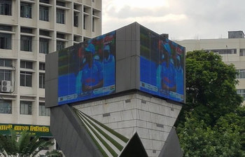 শাহবাগের জায়ান্ট স্ক্রিনে হাজারো চোখ