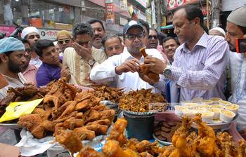 ইফতারের বাজার পরিদর্শনে ঢাকার মেয়র