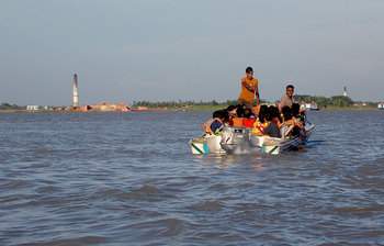 স্পিড বোটে পদ্মা পাড় হচ্ছেন ঈদের যাত্রীরা