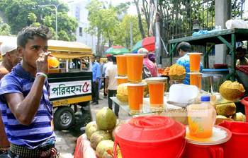 রাস্তার শরবতে গরমের প্রশান্তি