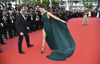 কানের লাল গালিচায় দীপিকার ঝলক