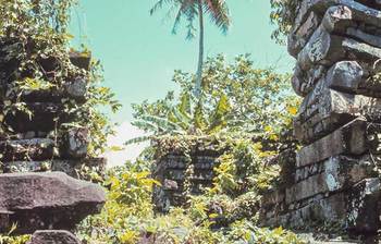 নির্জন দ্বীপে রহস্যময় প্রাচীন শহর