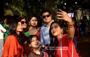 ক্লাব উই-এর আয়োজনে তারকাদের বিজয় উৎসব