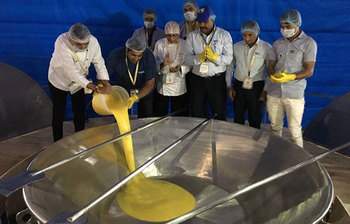 এক পাত্রে ৯১৮ কেজি খিচুড়ি রান্না করে বিশ্ব রেকর্ড!