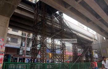 মৌচাক ফ্লাইওভারে সিঁড়ি