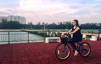 সিঙ্গাপুরে সাইকেলে সুজানা