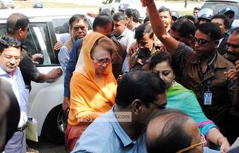 আদালতে খালেদা জিয়া