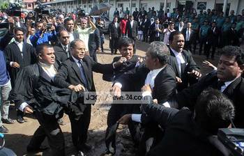 বিএনপিপন্থী আইনজীবীদের হাতাহাতি