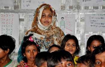 রোহিঙ্গা শিশুদের শিক্ষার আলো ছড়াচ্ছেন রাহী