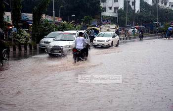বৃষ্টির পানিতে ভাসছে ঢাকা