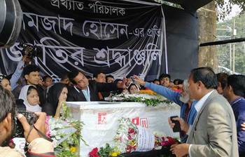 কেন্দ্রীয় শহীদ মিনারে চলচ্চিত্রকার আমজাদ হোসেনকে ফুলেল শ্রদ্ধা