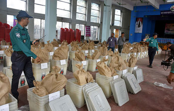 সরবরাহ করা হচ্ছে ঢাকা-৮ আসনের সব কেন্দ্রের ভোটের সামগ্রী