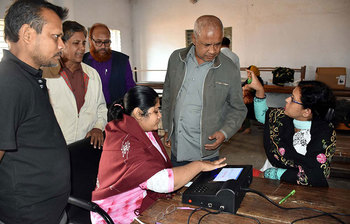 নির্বাচনে পরীক্ষামূলক ইভিএম ভোট