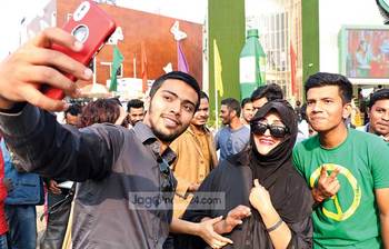 বাণিজ্য মেলায় ভক্তদের ভিড়ে ববিতা-চম্পা