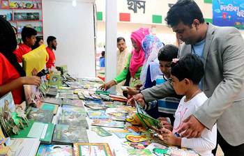 বইমেলার টুকরো ছবি