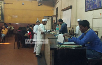 কফি হাউজে চলছে আড্ডা