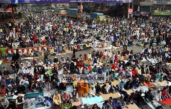 ইবাদত বন্দেগিতে ব্যস্ত ইজতেমার মুসল্লিরা