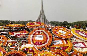 ফুলেল শ্রদ্ধায় স্বাধীনতার বীরদের স্মরণ