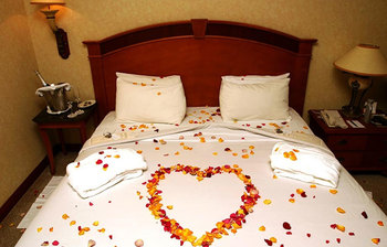 দাম্পত্য জীবনে সুখ বাড়াতে ৭টি টিপস