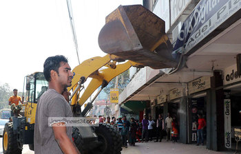 নামফলক বাংলায় না লেখায় আসাদগেটে অভিযান