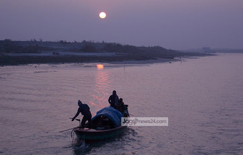 পদ্মার বুকে শীতের শেষ বিকেল