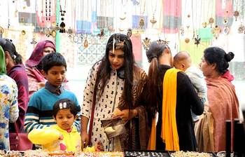 বাণিজ্য মেলায় কেনাকাটা