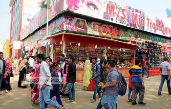 বাণিজ্য মেলায় একচক্কর