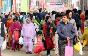 বাণিজ্য মেলায় বিকিকিনির ব্যস্ততা
