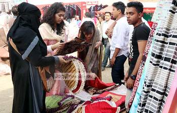 ঘুরে আসুন বাণিজ্য মেলা