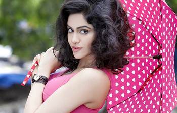 রূপের রানি আদাহ শর্মা