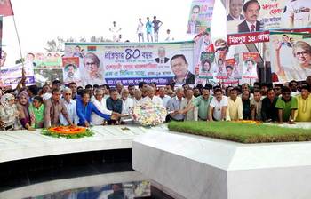 প্রতিষ্ঠাবার্ষিকীতে জিয়াউর রহমানের সমাধিতে পুষ্পার্ঘ্য অর্পণ