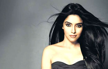 বলিউডের যে নায়িকারা বিয়ের পর অভিনয় ছেড়ে সংসার করছেন