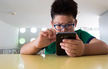 যেভাবে বুঝবেন আপনার বাচ্চা প্রযুক্তির আসক্তির শিকার হয়েছে