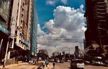 বিকেলের নগরীর আকাশে সাদা মেঘের ভেলা