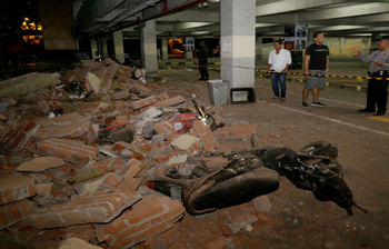 ইন্দোনেশিয়ায় ভূমিকম্পে ধ্বংসস্তূপের ছবি