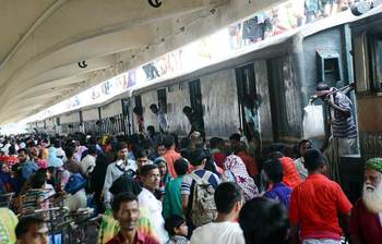 কমলাপুরে শহরমুখো মানুষের ঢল