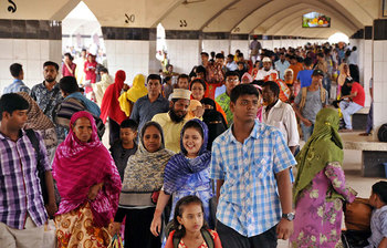 ঈদে শেষে কর্মস্থলে ফিরছে মানুষ