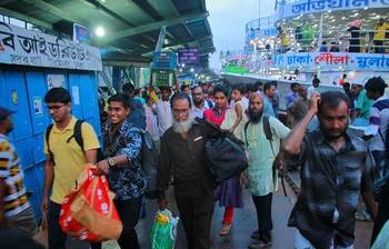 সদরঘাটে ঈদে ঘরমুখো মানুষের ভিড় বাড়ছে