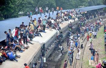 বিমানবন্দর রেলওয়ে স্টেশন থেকে বাড়ি ফেরা মানুষের স্রোত