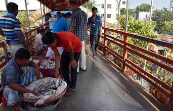 যে কারণে পথচারীরা ফুটওভার ব্রিজ ব্যবহার করেন না