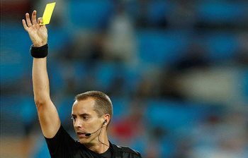 বিশ্বকাপে জোড়া হলুদ কার্ড পেয়ে কোয়ার্টার ফাইনালে খেলতে পারবে না যারা