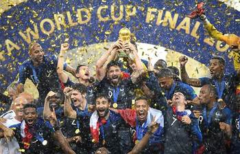 বিশ্বকাপ জিতে ফ্রান্সের বাঁধভাঙা আনন্দ-উচ্ছ্বাস