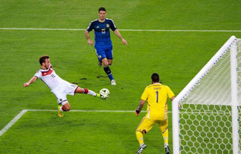 যে ক্রিকেটাররা পেশাদার ফুটবলও খেলেছেন